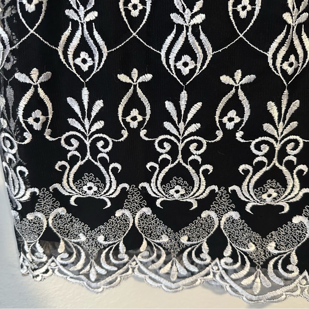 Black White Patterned Lace Mini Skirt - Picture 5 of 8